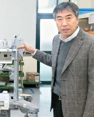 박충범 대표가 초음파 의료기 부품 조립 과정을 설명하고 있다.